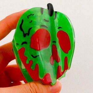 Poisoned apple hair claw